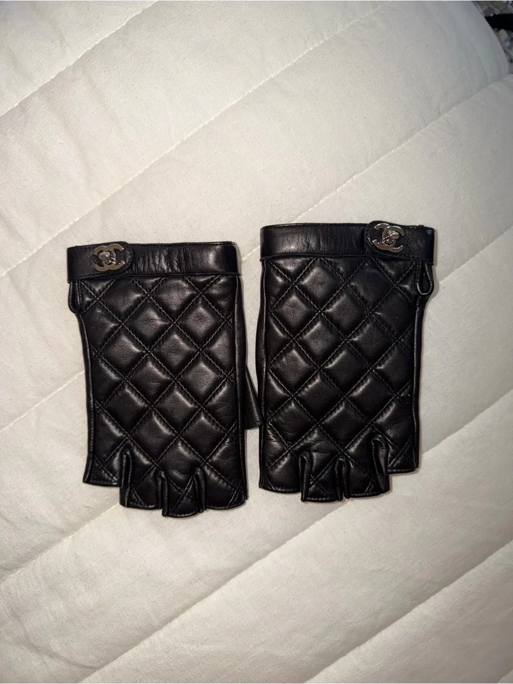 CHANEL Black Quilted Fingerless Leather Driving Gloves with Silver CC size 7 1/2